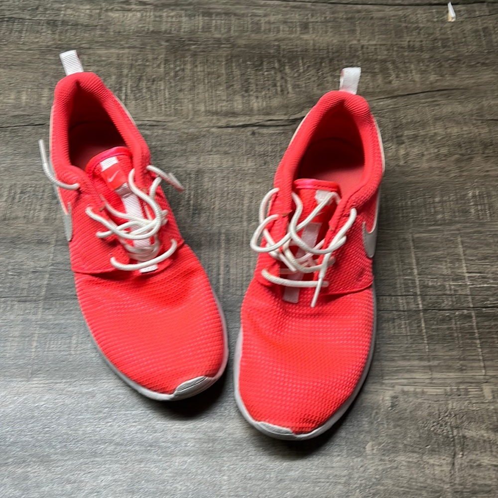 Nike Roshe 7Y 8.5 women
